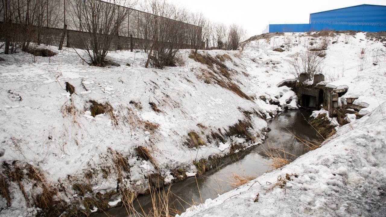 Специалисты УДХ в Мурманске проводят расчистку водопропускных труб, водозаборных узлов и решеток